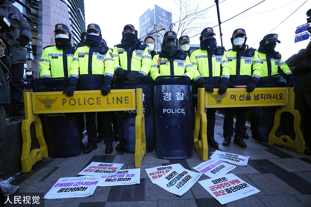 11月20日，韩国警方在日本驻韩大使馆前维持秩序。