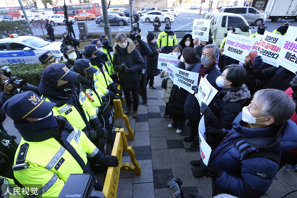 12月20日，韩国民众在日本大使馆前抗议。