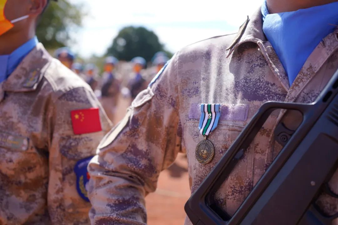 当地时间10月9日,中国第二批赴阿卜耶伊维和直升机分队86名官兵荣获联合国“和平荣誉勋章”,图源:央广军事