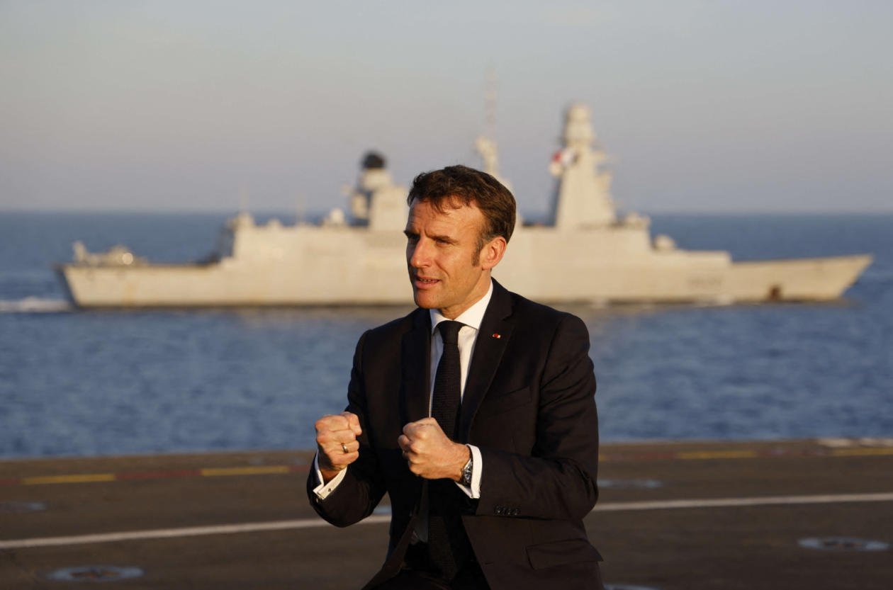 2022年12月19日，马克龙在埃及沿岸的法国戴高乐号航空母舰上讲话 图源：法媒