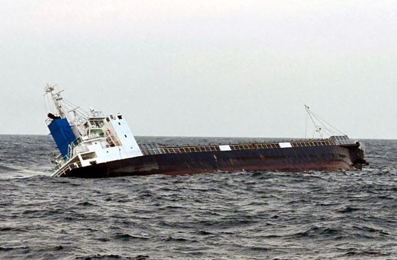 当地时间21日8时53分左右，韩国全罗北道群山市于青岛附近海域，一艘货船发生事故正在沉没。图源：韩媒