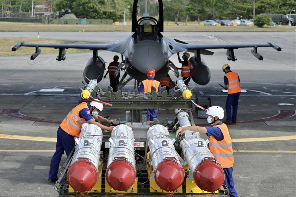台军5联队的F-16V战机挂载导弹 图源:台军