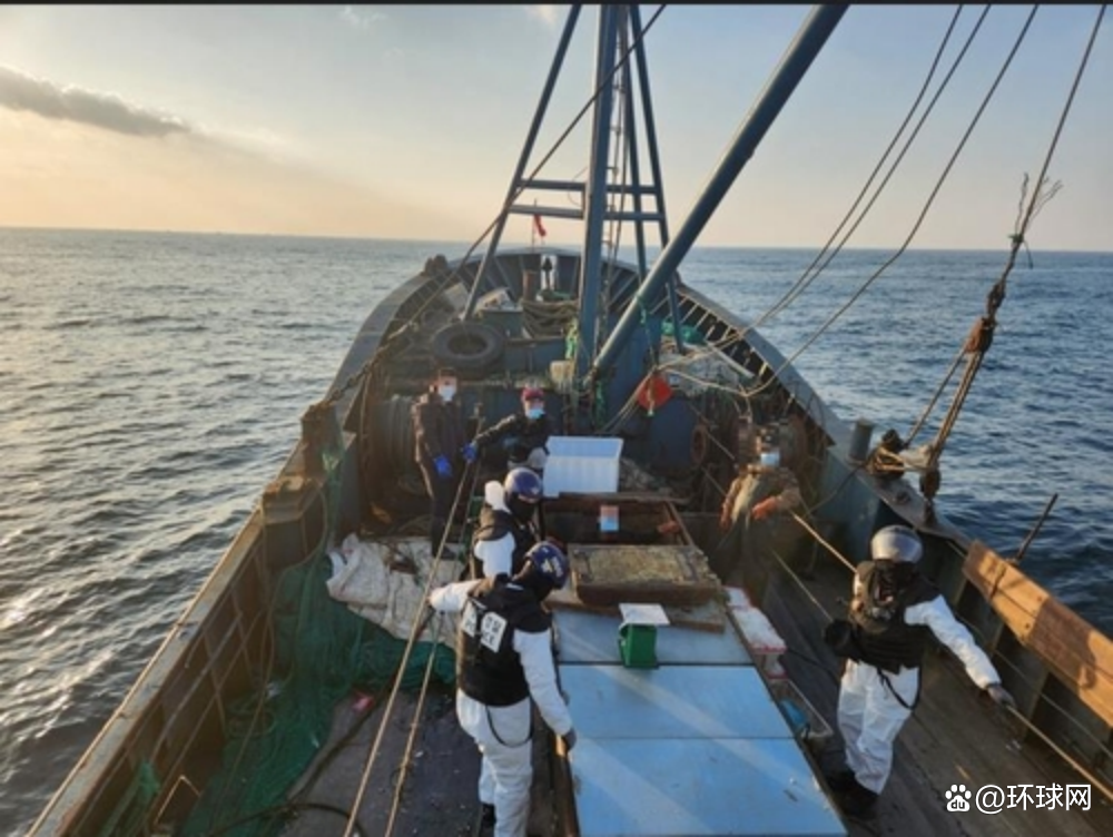 韩国海警正在盘查外国渔船。 图自韩媒