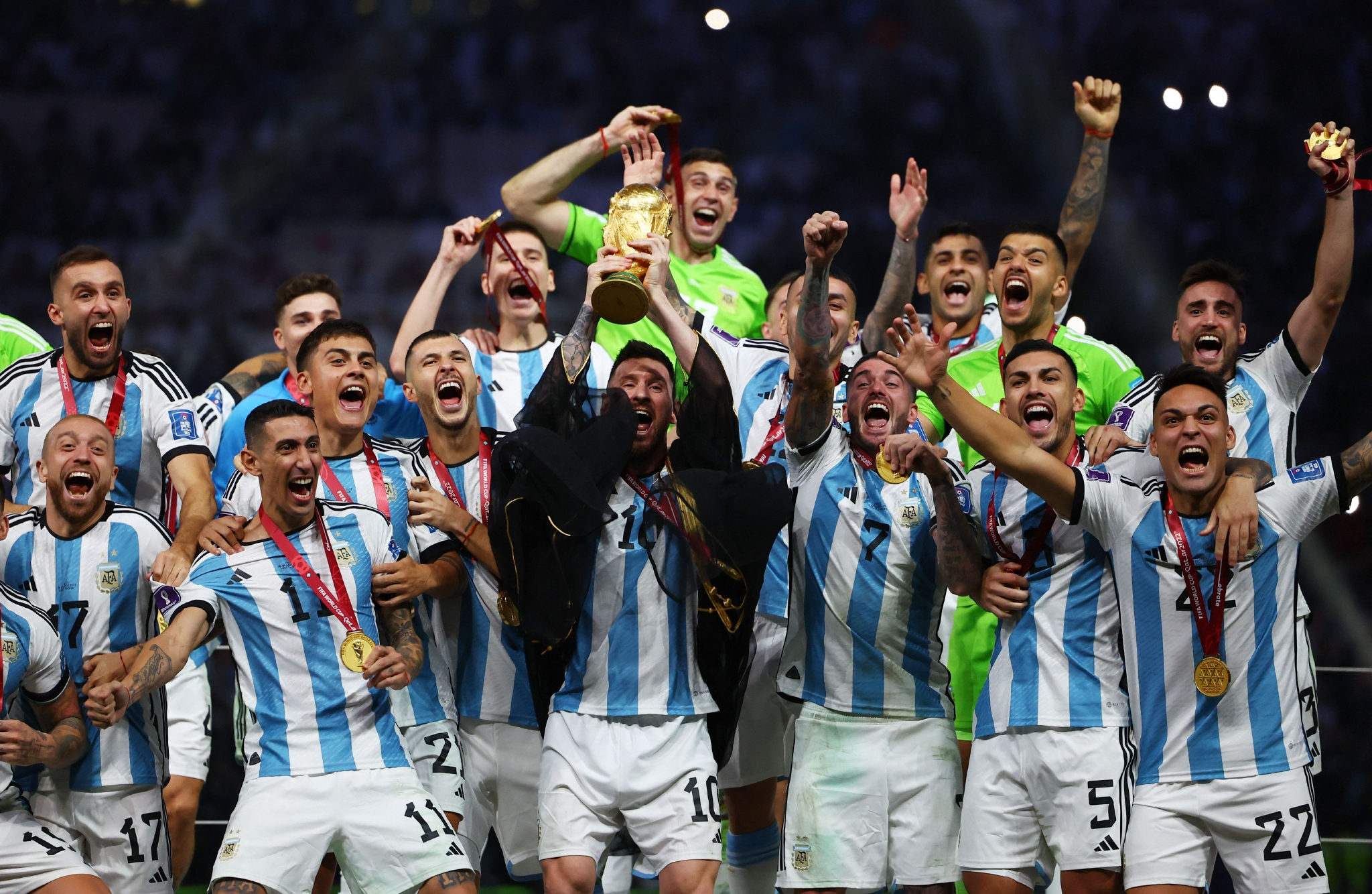 梅西率领阿根廷队在2022年卡塔尔世界杯举起大力神杯