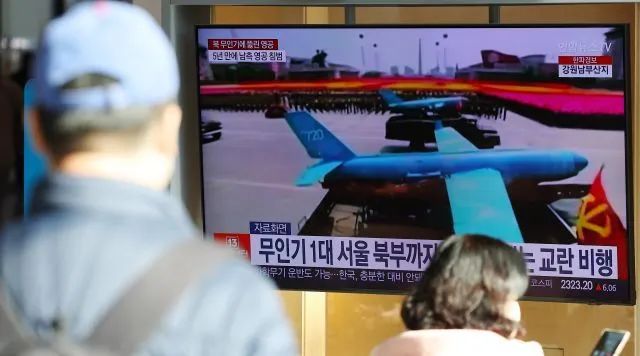 12月27日下午，在首尔火车站候车室，韩国市民正在收看朝鲜无人机的相关新闻。图源：韩媒