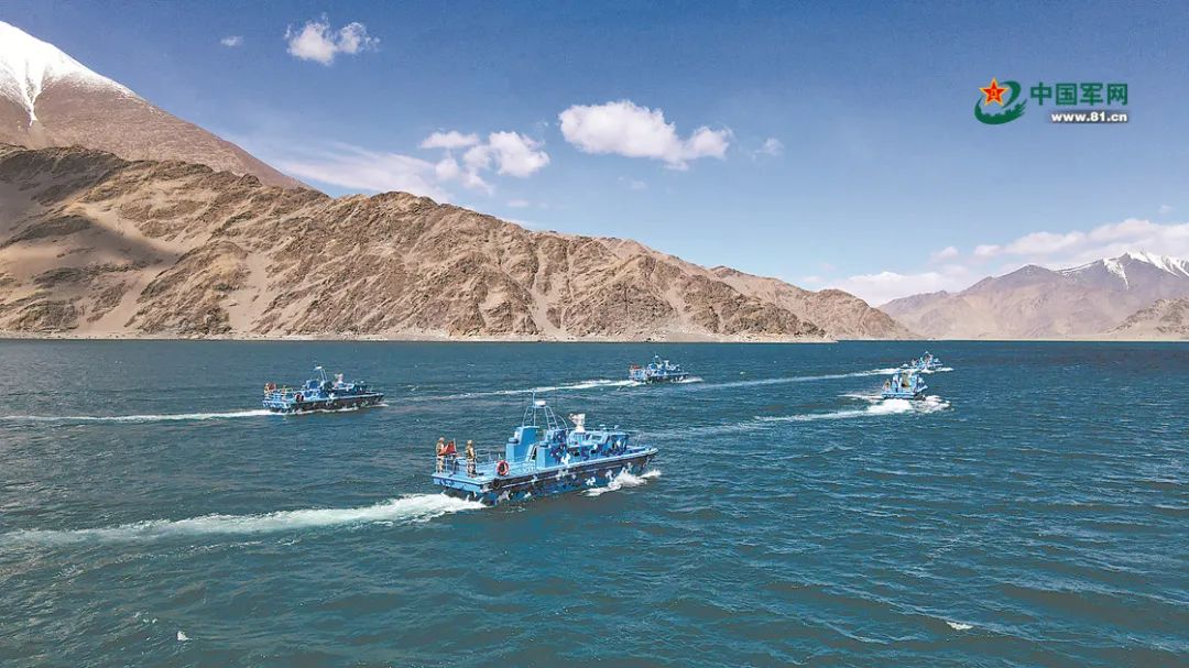 新疆军区某边防团巡逻艇中队官兵在班公湖上巡逻执勤。索延客 摄