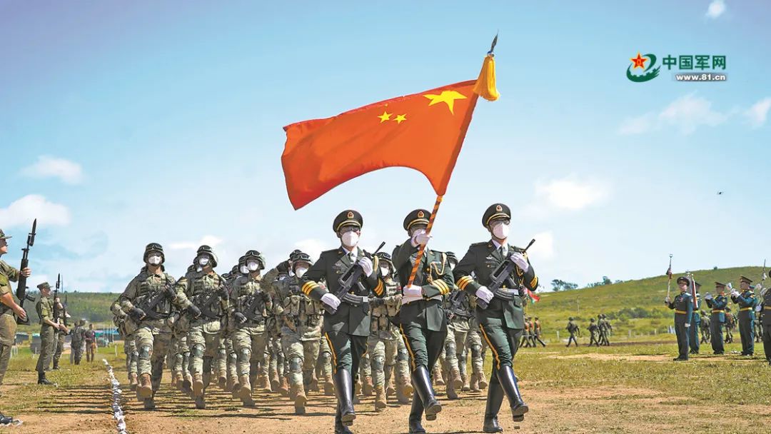 “东方-2022”演习，中国参演部队官兵通过阅兵台。刘丹 摄