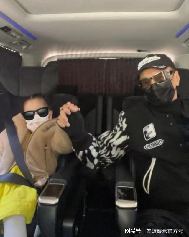 谢婷婷回香港晒全家福 女儿与舅舅谢霆锋亲密合影