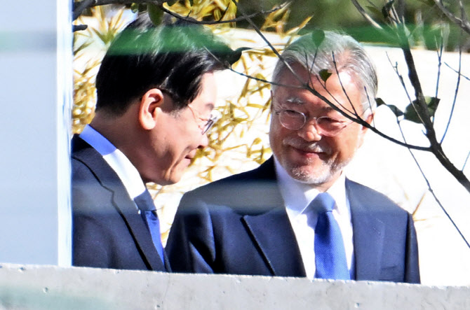 ▲1月2日，共同民主党党首李在明（左）在梁山拜访前总统文在寅。图自韩媒