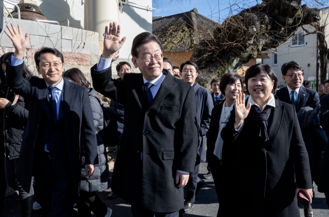 ▲1月2日,李在明还携党内核心领导层前往韩国前总统文在寅的老家梁山拜访文在寅。图自韩媒
