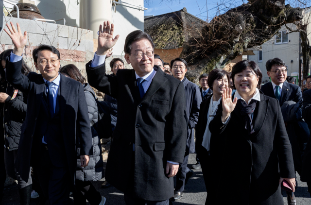 ▲1月2日，李在明还携党内核心领导层前往韩国前总统文在寅的老家梁山拜访文在寅。图自韩媒