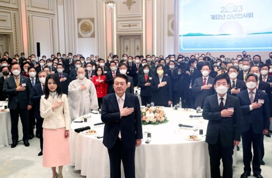 ▲1月2日,尹锡悦在青瓦台迎宾馆主持召开新年问候会。图自韩媒
