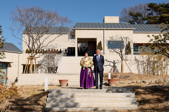 ▲1月2日,文在寅夫妇在其私宅前等待李在明等人的到来。图自韩媒