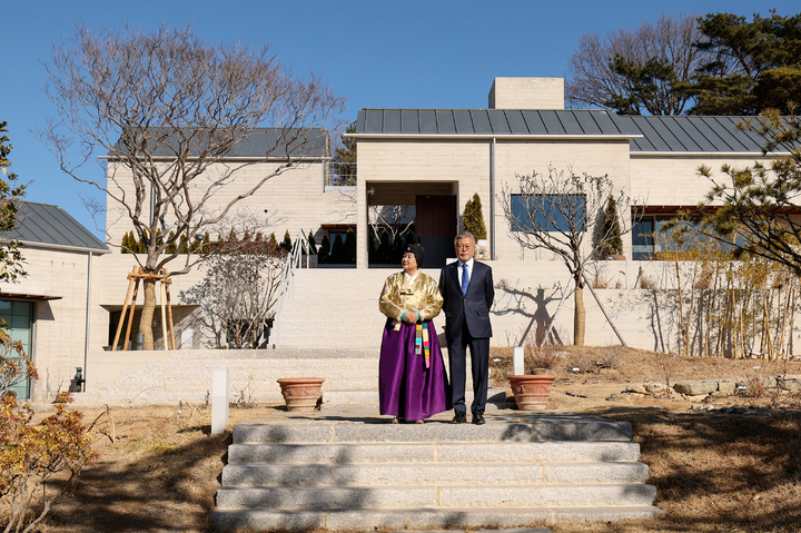 ▲1月2日，文在寅夫妇在其私宅前等待李在明等人的到来。图自韩媒