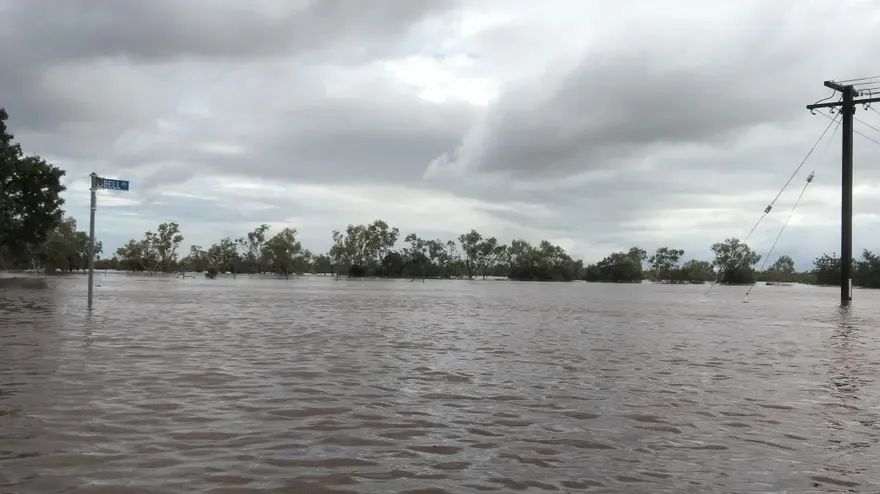 当地时间7日，费茨罗伊河水位一度达到创纪录水平、倾泻而下，形成了一个宽50公里的“内海” 图自澳媒