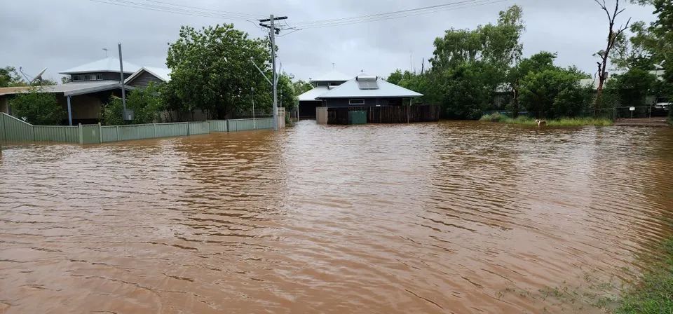 当地时间3日，金伯利地区的费茨罗伊克罗辛小镇洪水泛滥 图自外媒