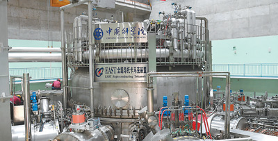 工作人员对全超导托卡马克核聚变实验装置（EAST）进行升级改造。　　新华社记者 刘军喜摄