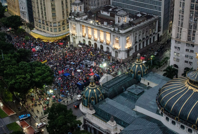 巴西数万民众上街游行