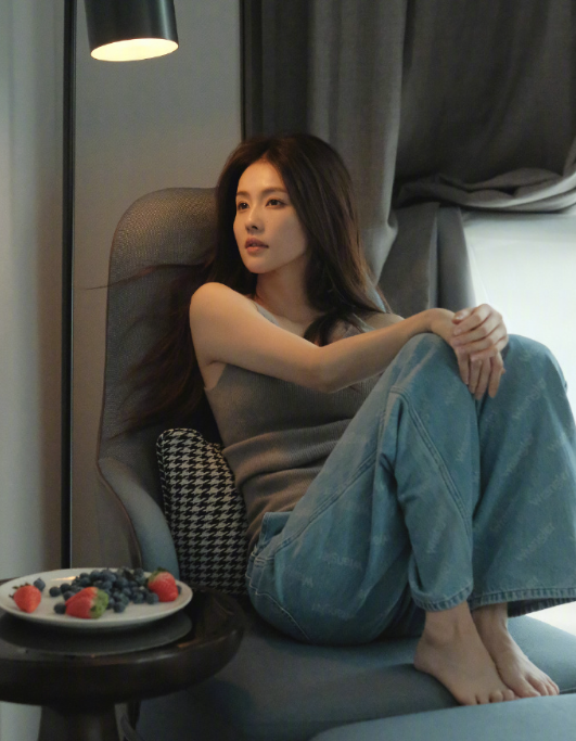 白鹿穿灰色背心拍美照 口含草莓纯欲感十足