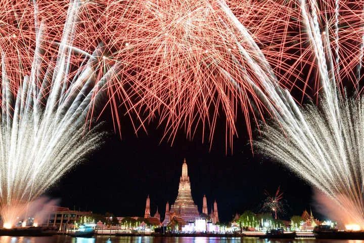 ▲这是2023年1月1日在泰国曼谷郑王庙上空拍摄的新年烟花。新华社发（拉亨 摄）