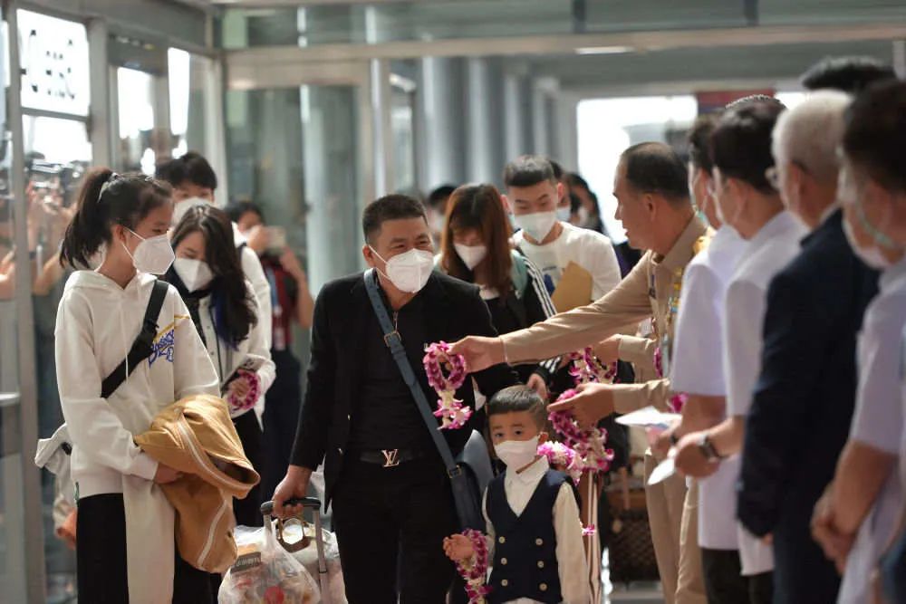 ▲1月9日，泰国官员在位于首都曼谷东郊沙没巴干府的素万那普机场欢迎搭乘厦门航空MF833的旅客。新华社发（拉亨 摄）