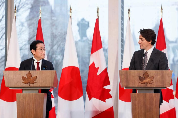 ▲当地时间1月12日，日本首相岸田文雄在渥太华与加拿大总理特鲁多举行联合记者会。（图/共同社）