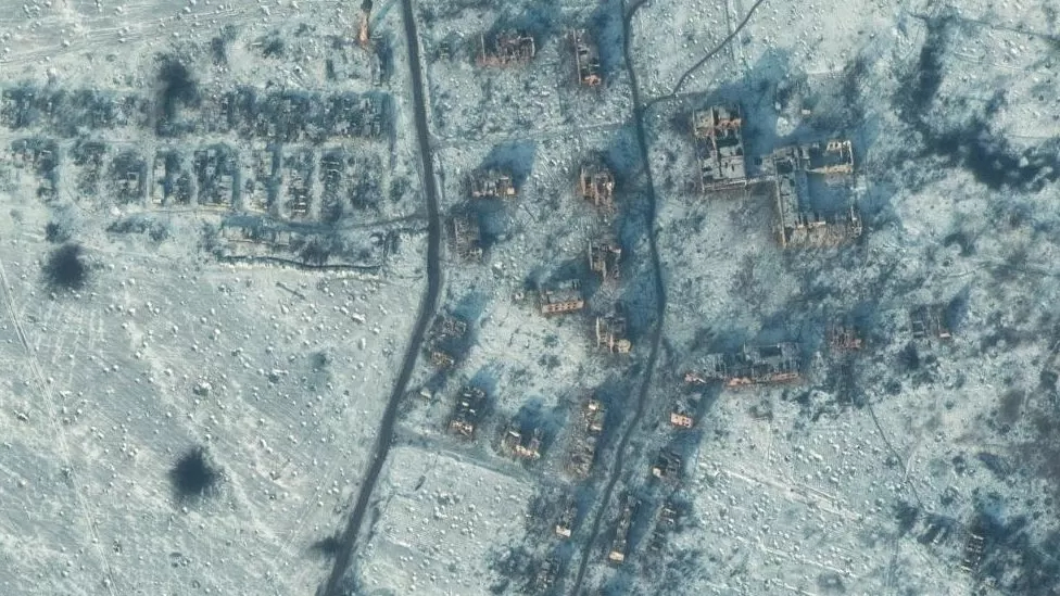 10日的卫星图像显示，经历长期争夺的索列达尔已满目疮痍。图片来源：Maxar Technologies