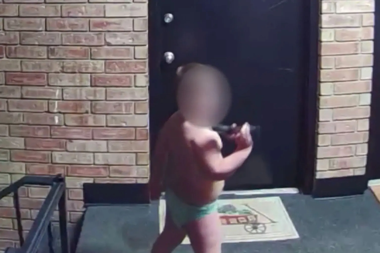 监控视频显示，男童曾不小心将枪口指向自己。图片来源：比奇格罗夫警方