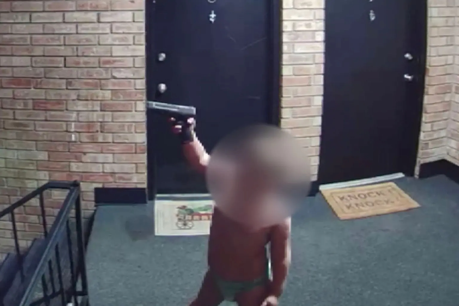 邻居的监控门铃视频显示，涉事男童在楼道里把玩一支货真价实的手枪。图片来源：比奇格罗夫警方
