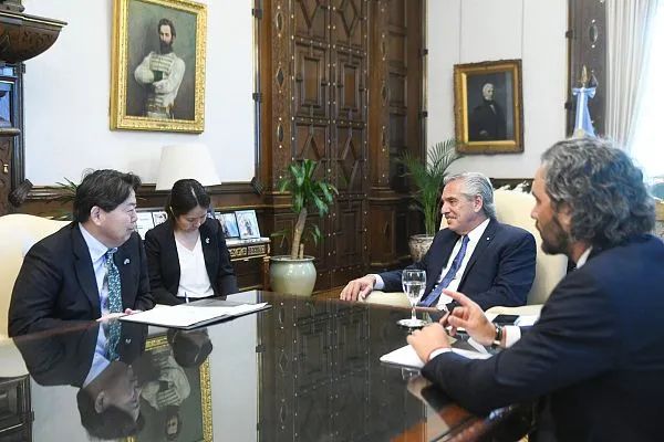 1月10日，阿根廷总统费尔南德斯（右二）会见来访的日本外相林芳正（左一）。图源：视觉中国