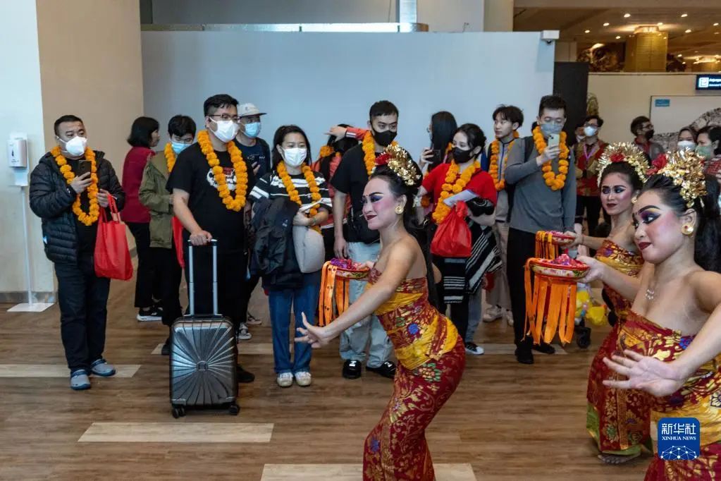 ▲1月22日，在印度尼西亚巴厘岛伍拉莱国际机场，印尼有关部门组织传统舞蹈表演迎接中国游客。新华社发（比辛拉西 摄）