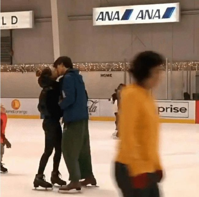 谈恋爱了？谷爱凌在滑冰场与男子牵手接吻好甜蜜