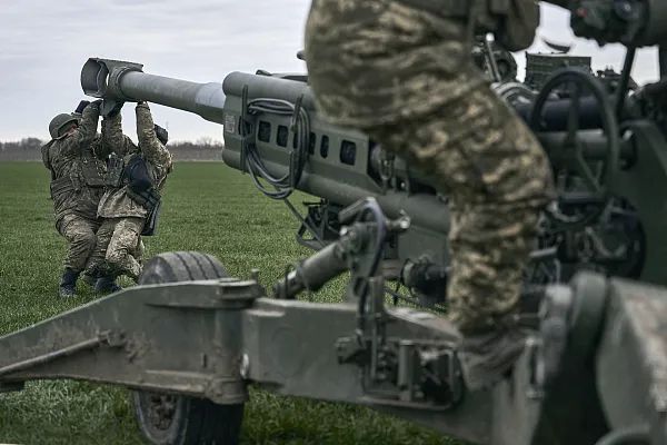 当地时间2023年1月9日，赫尔松地区，乌克兰士兵准备用美国提供的M777榴弹炮向俄罗斯阵地开火。图源：视觉中国