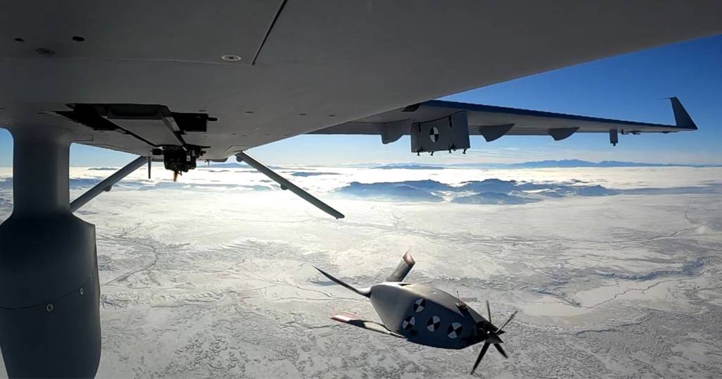 MQ-1C“灰鹰”试验投放“小鹰”无人机 图片来源：通用原子能公司