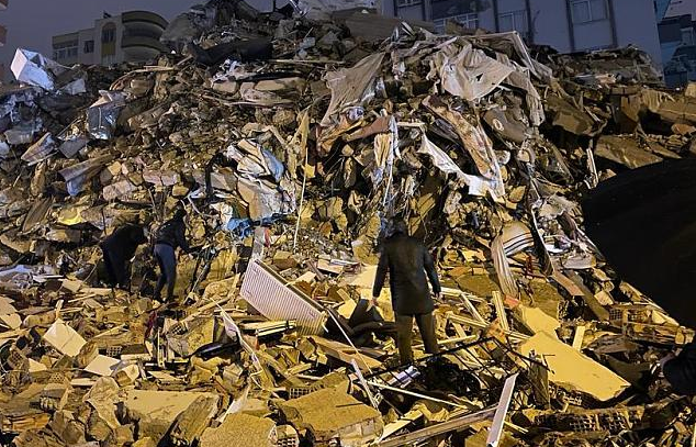 土耳其阿达纳街头被摧毁的建筑