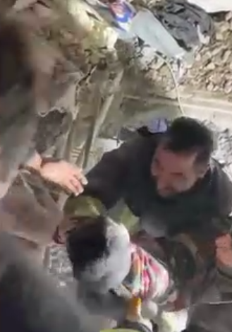 △土耳其马拉蒂亚省一名3岁男童被困建筑物下22小时后被救出