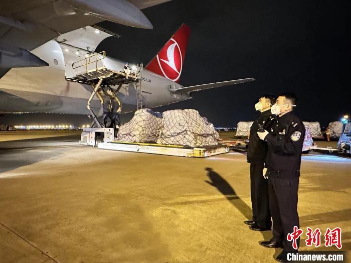 上海边检机关部署警力加强机坪巡查和货物装卸区域安全监管。　上海边检总站供图