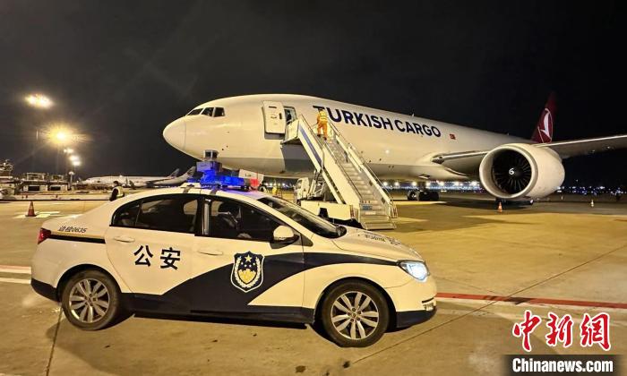 搭载67吨中国政府援助土耳其抗震救灾物资的TK6527货机航班启运伊斯坦布尔。　上海边检总站供图