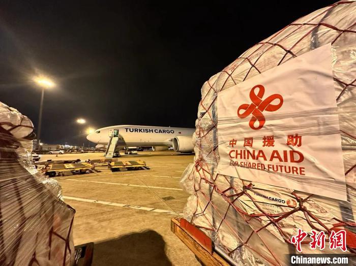 当日从浦东国际机场口岸运往土耳其的是第三批中国政府救援物资，主要包括帐篷等急需用品。　上海边检总站供图