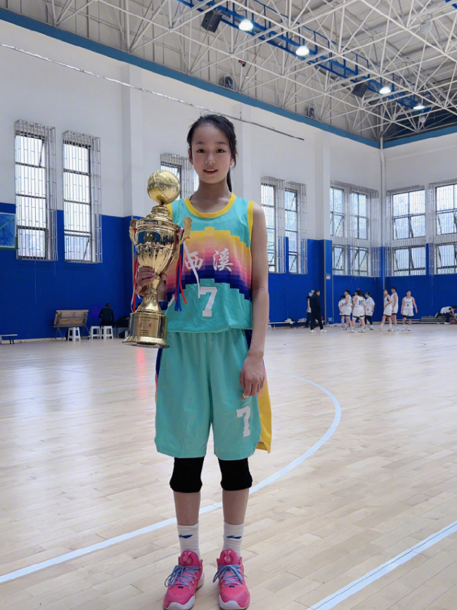 小姑娘真棒！狂飙里的小黄瑶拿了篮球联赛冠军