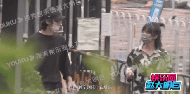 沈月回小区后获男友迎接回家 两人手挽手低调甜蜜