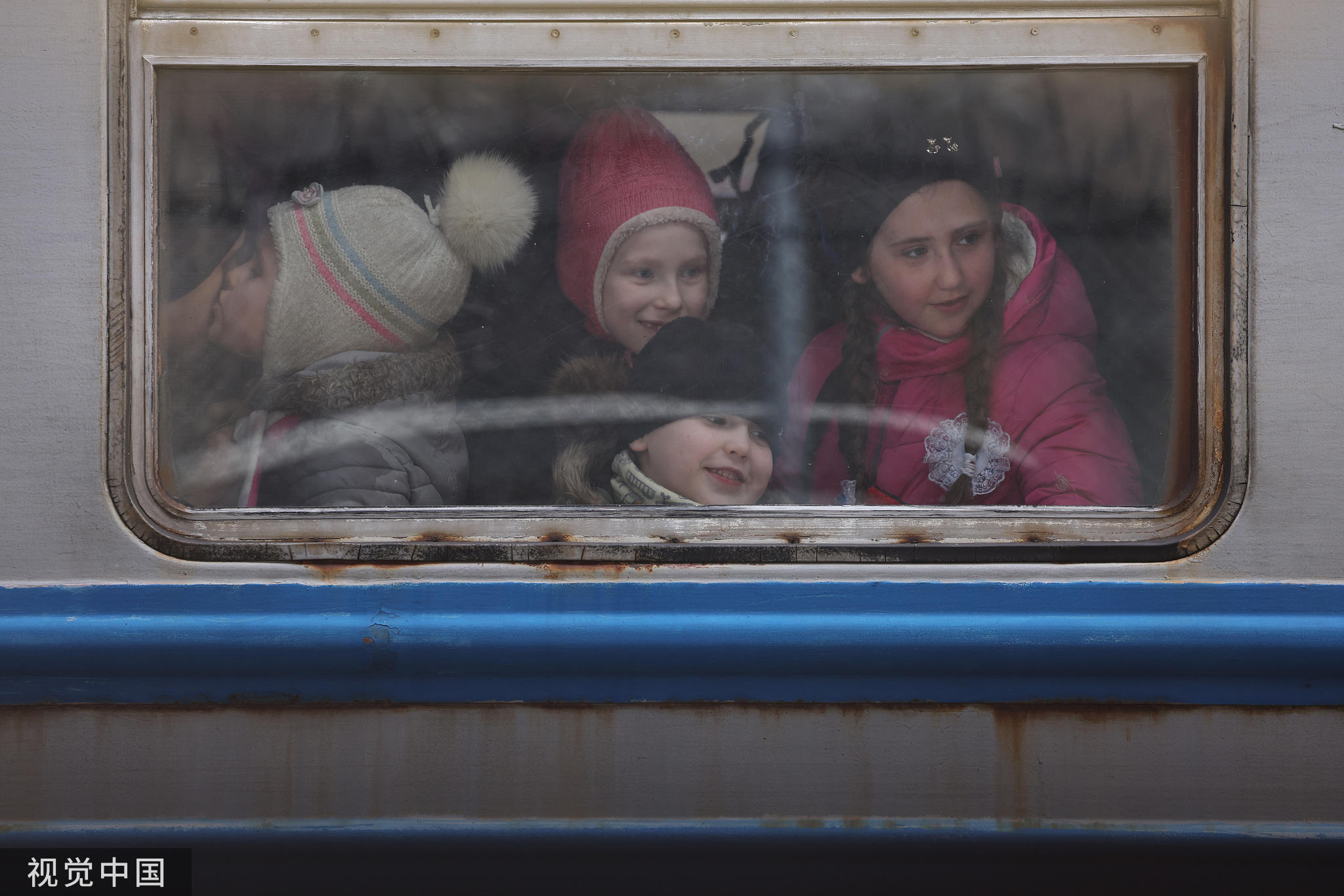 当地时间2022年3月7日，波兰普热梅希尔，乌克兰难民乘坐火车抵达  图源：视觉中国