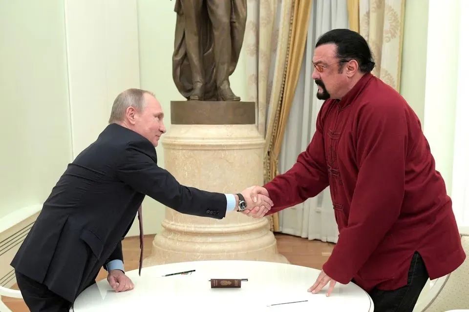 2016年11月，普京与西格尔（右）在克里姆林宫会面 图源：外媒