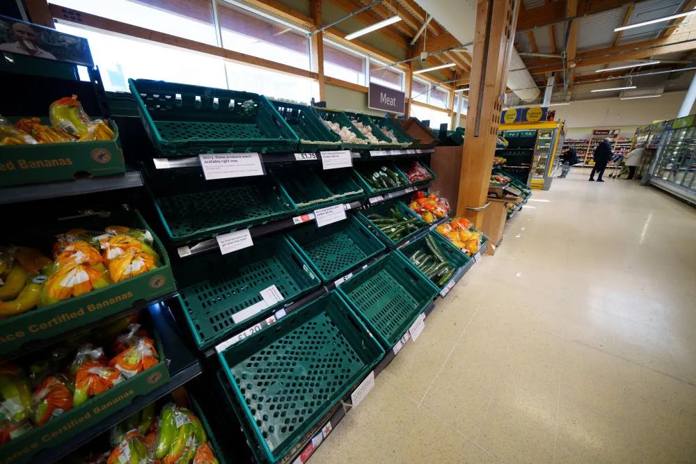 ▲2月23日，在英国曼彻斯特，一家超市的水果和蔬菜货架出现缺货。新华社发（乔恩·休珀摄）