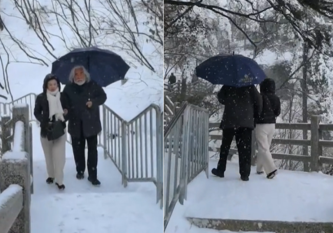 70岁张纪中携娇妻赏雪 为妻子撑伞驻足拍照太有爱