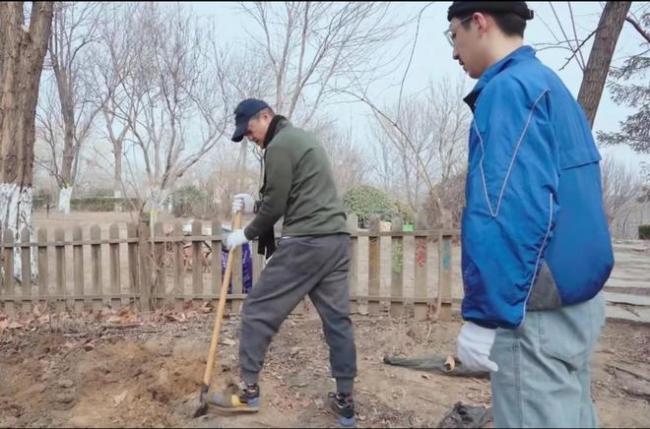 李亚鹏扛锄头下地干活被指尴尬 工具太新遭嘲作秀