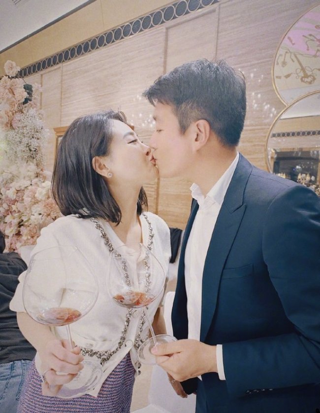 佟大为为妻子关悦庆44岁生日 当众接吻似热恋情侣