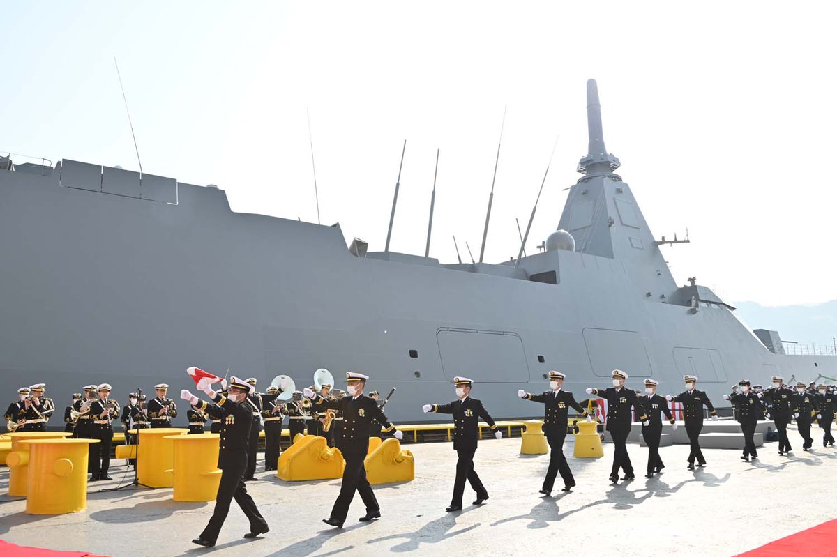 服役仪式上，FFM-4“三隈”舰员正在列队登舰 图片来源：海上自卫队