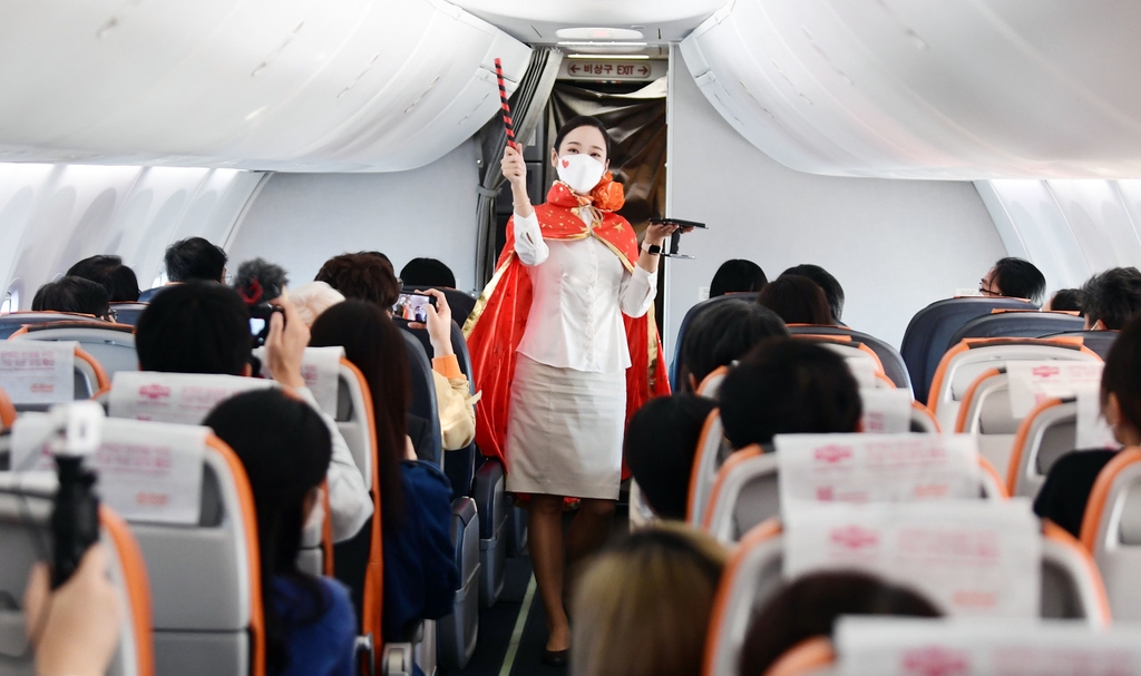 资料图：韩国空乘人员在机舱表演节目