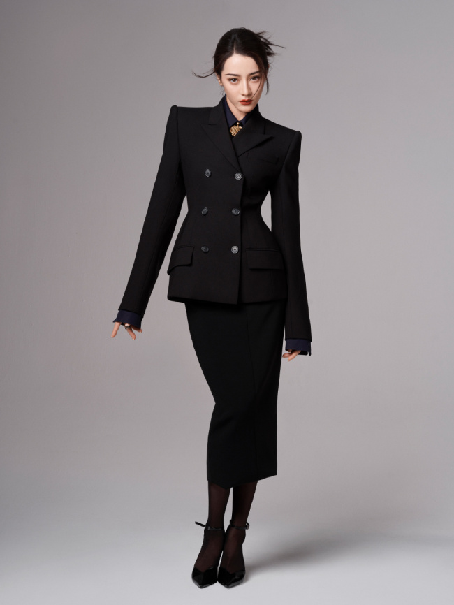 迪丽热巴黑色西装套装造型释出 今天是酷巴啊！